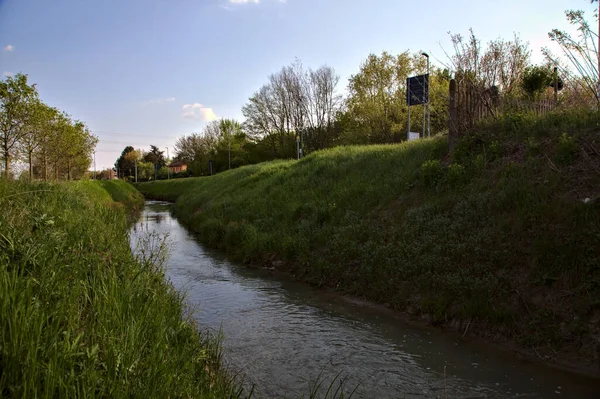 Fluxo Água Lado Uma Estrada Zona Rural Italiana — Fotografia de Stock