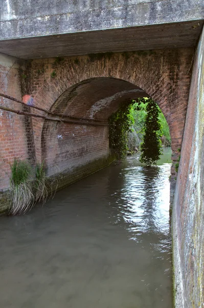 Waterstroom Die Onder Een Stenen Brug Door Stroomt Het Italiaanse — Stockfoto