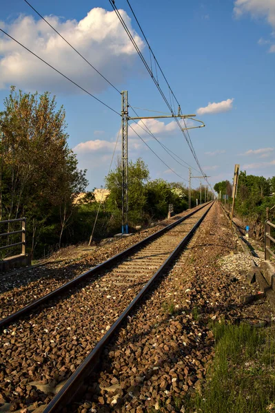 Σιδηροδρομικές Γραμμές Μια Σαφή Ημέρα Στην Ιταλική Ύπαιθρο — Φωτογραφία Αρχείου