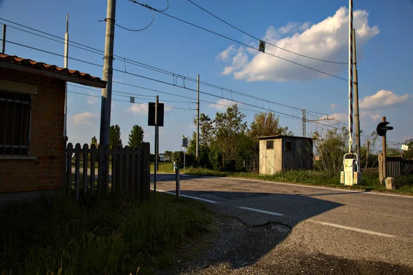 Talya Kırsalında Açık Bir Günde Tren Yolu Kesişiyor — Stok fotoğraf