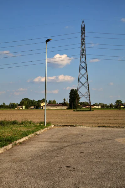 Parkeringsplats Bredvid Ett Plogat Fält Den Italienska Landsbygden — Stockfoto