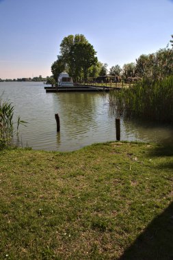 Baharda bir İtalyan kasabasında bir nehrin kıyısında.
