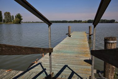 İtalya 'nın kırsal kesimindeki bir nehirde demirleme noktasına giriş noktası.