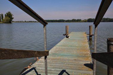 İtalya 'nın kırsal kesimindeki bir nehirde demirleme noktasına giriş noktası.