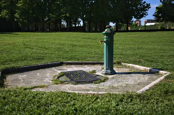 Fontaine Publique Dans Parc Une Ville Italienne — Photo