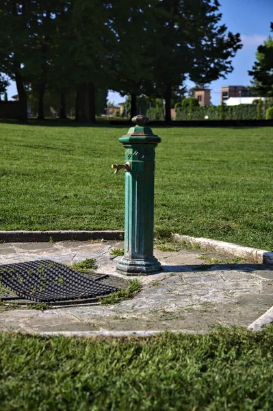 イタリアの町の公園内の公共噴水 — ストック写真