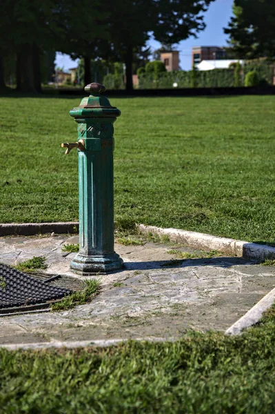 イタリアの町の公園内の公共噴水 — ストック写真