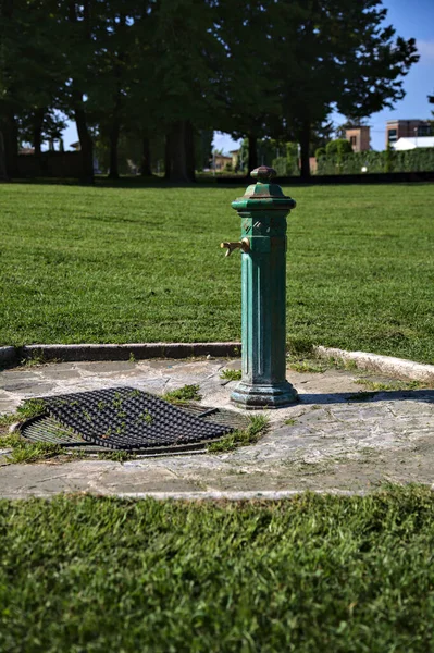 イタリアの町の公園内の公共噴水 — ストック写真