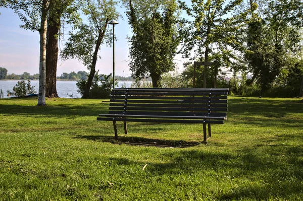 Bancos Beira Lago Parque Uma Cidade Italiana — Fotografia de Stock