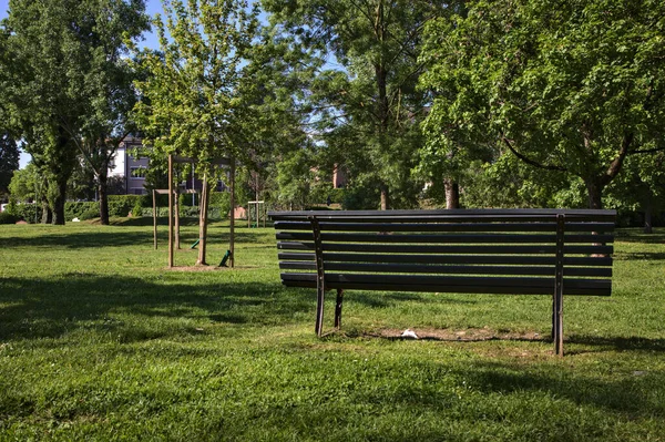 Bancs Bord Lac Dans Parc Une Ville Italienne — Photo