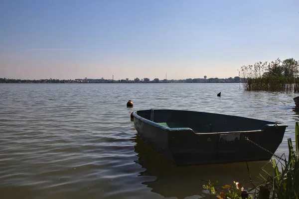 Bateau Abandonné Bord Une Rivière Dans Une Ville Italienne — Photo