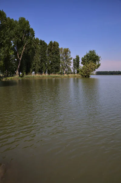 Park Włoskim Mieście Brzegiem Rzeki Która Rozciąga Się Nim — Zdjęcie stockowe