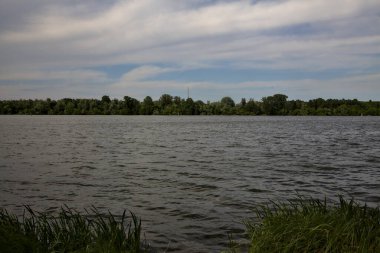 Baharda bulutlu ve rüzgarlı bir günde Bir gölün kıyısında