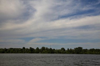 Baharda bulutlu ve rüzgarlı bir günde Bir gölün kıyısında