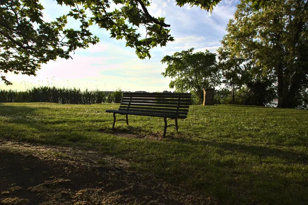 Banc Contre Éclairé Par Soleil Coucher Soleil Côté Rive Une — Photo