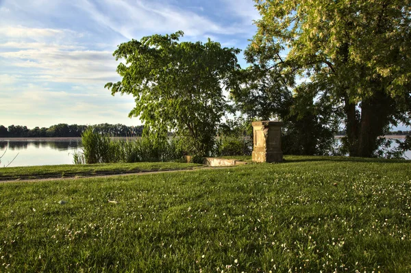 Überreste Einer Säule Mit Bäumen Ufer Eines Sees Bei Sonnenuntergang — Stockfoto