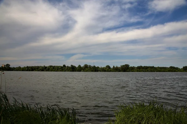 Brzeg Jeziora Pochmurny Wietrzny Dzień Wiosną — Zdjęcie stockowe