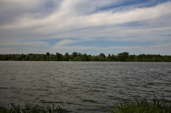 Landa Sjö Molnig Och Blåsig Dag Våren — Stockfoto