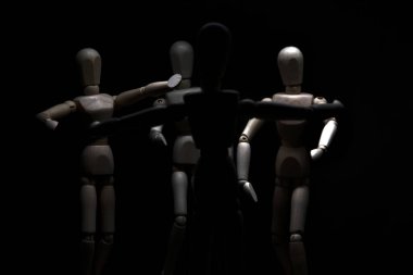 Ona doğru koşan diğerlerini karşılamak için kolunu açan manken çiziyor.