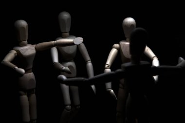 Ona doğru koşan diğerlerini karşılamak için kolunu açan manken çiziyor.