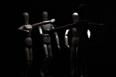 Ona doğru koşan diğerlerini karşılamak için kolunu açan manken çiziyor.