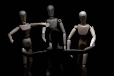 Ona doğru koşan diğerlerini karşılamak için kolunu açan manken çiziyor.