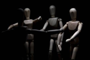 Ona doğru koşan diğerlerini karşılamak için kolunu açan manken çiziyor.