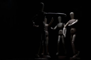 Ona doğru koşan diğerlerini karşılamak için kolunu açan manken çiziyor.