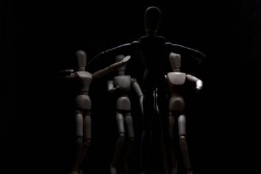 Ona doğru koşan diğerlerini karşılamak için kolunu açan manken çiziyor.