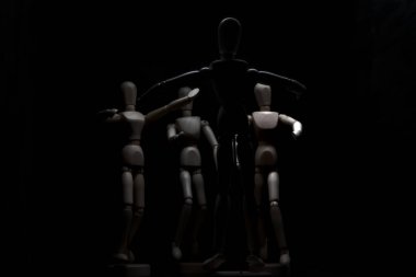 Ona doğru koşan diğerlerini karşılamak için kolunu açan manken çiziyor.