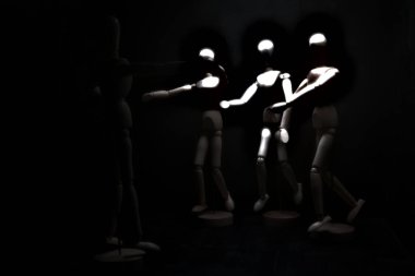 Ona doğru koşan diğerlerini karşılamak için kolunu açan manken çiziyor.