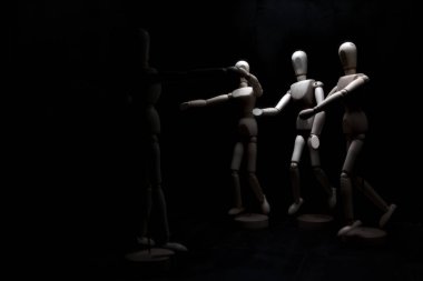 Ona doğru koşan diğerlerini karşılamak için kolunu açan manken çiziyor.