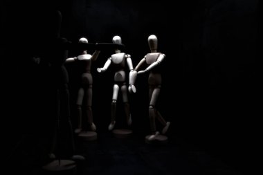 Ona doğru koşan diğerlerini karşılamak için kolunu açan manken çiziyor.