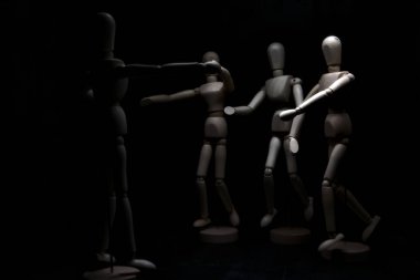 Ona doğru koşan diğerlerini karşılamak için kolunu açan manken çiziyor.