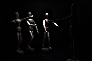 Ona doğru koşan diğerlerini karşılamak için kolunu açan manken çiziyor.