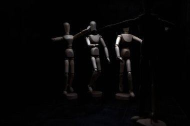 Ona doğru koşan diğerlerini karşılamak için kolunu açan manken çiziyor.