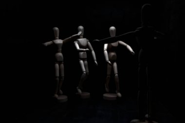 Ona doğru koşan diğerlerini karşılamak için kolunu açan manken çiziyor.