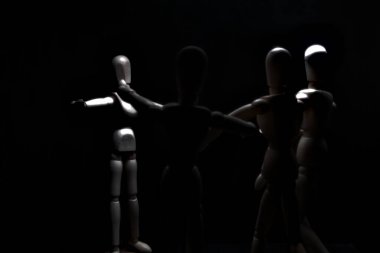 Ona doğru koşan diğerlerini karşılamak için kolunu açan manken çiziyor.