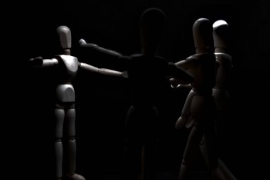 Ona doğru koşan diğerlerini karşılamak için kolunu açan manken çiziyor.