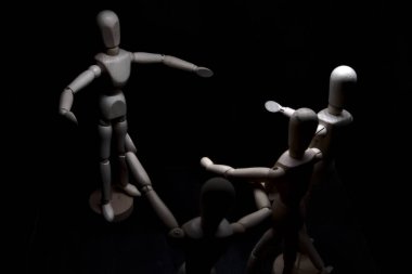 Ona doğru koşan diğerlerini karşılamak için kolunu açan manken çiziyor.