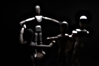 Ona doğru koşan diğerlerini karşılamak için kolunu açan manken çiziyor.