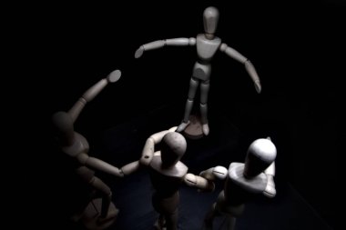 Ona doğru koşan diğerlerini karşılamak için kolunu açan manken çiziyor.