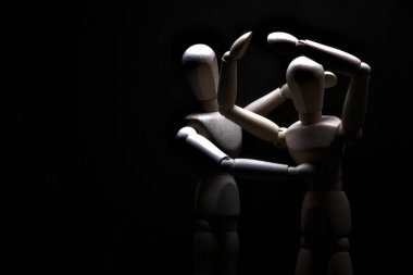 Çaresizlik içinde olan bir mankeni avutmak.