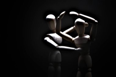 Çaresizlik içinde olan bir mankeni avutmak.