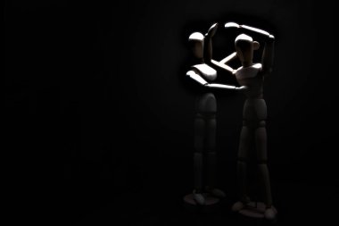 Çaresizlik içinde olan bir mankeni avutmak.