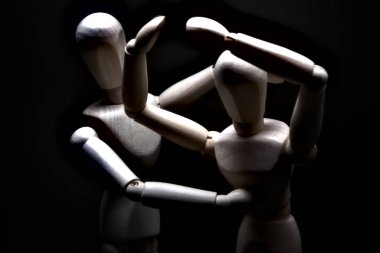 Çaresizlik içinde olan bir mankeni avutmak.