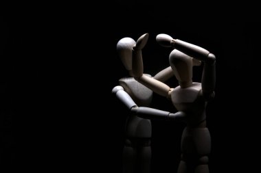 Çaresizlik içinde olan bir mankeni avutmak.