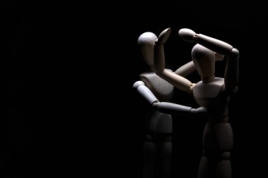 Çaresizlik içinde olan bir mankeni avutmak.