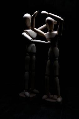 Çaresizlik içinde olan bir mankeni avutmak.