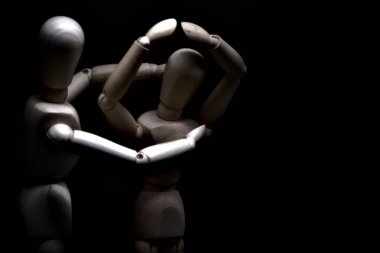 Çaresizlik içinde olan bir mankeni avutmak.